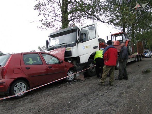 Wypadek w Obierwi (06.09.2010) - zdjęcie #6 - eOstroleka.pl
