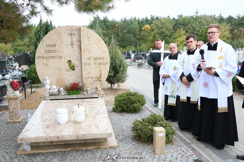 Pogrzeb Dzieci Utraconych na ostrołęckim cmentarzu [12.10.2019] - zdjęcie #4 - eOstroleka.pl