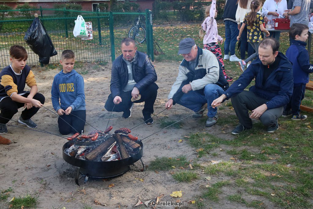 Rodzinne ognisko z Radą Osiedla Starosty Kosa [14.10.2019] - zdjęcie #7 - eOstroleka.pl