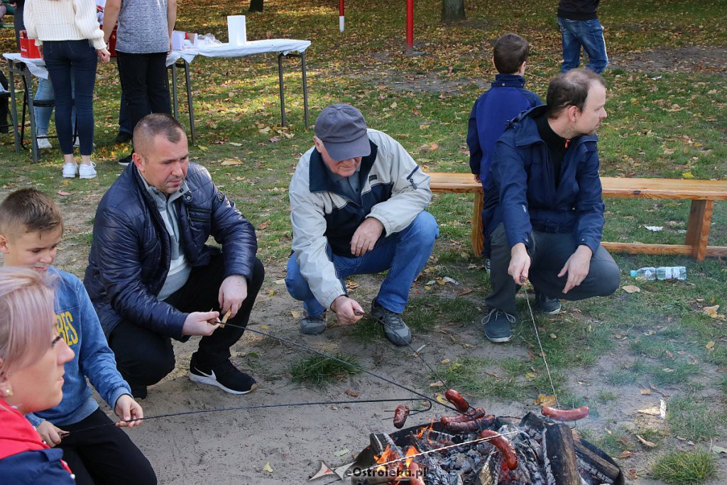 Rodzinne ognisko z Radą Osiedla Starosty Kosa [14.10.2019] - zdjęcie #11 - eOstroleka.pl