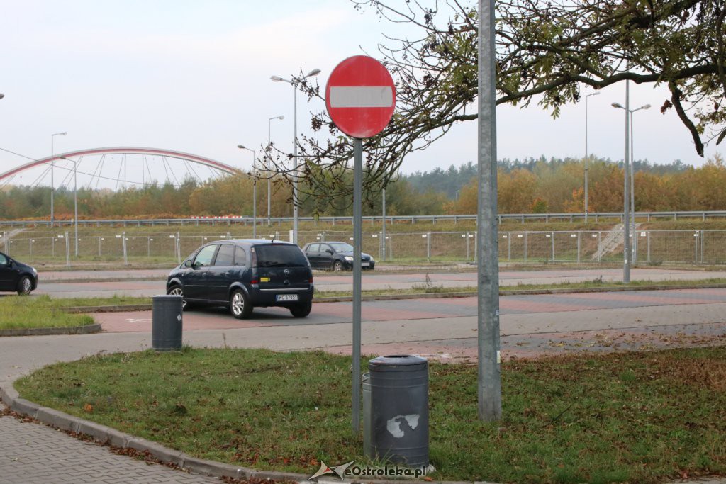 Interwencja Czytelnika: Komunikacyjny chaos na parkingu za farą [15.10.2019] - zdjęcie #2 - eOstroleka.pl