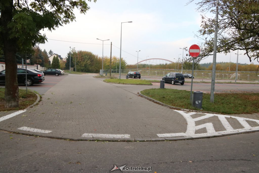 Interwencja Czytelnika: Komunikacyjny chaos na parkingu za farą [15.10.2019] - zdjęcie #3 - eOstroleka.pl