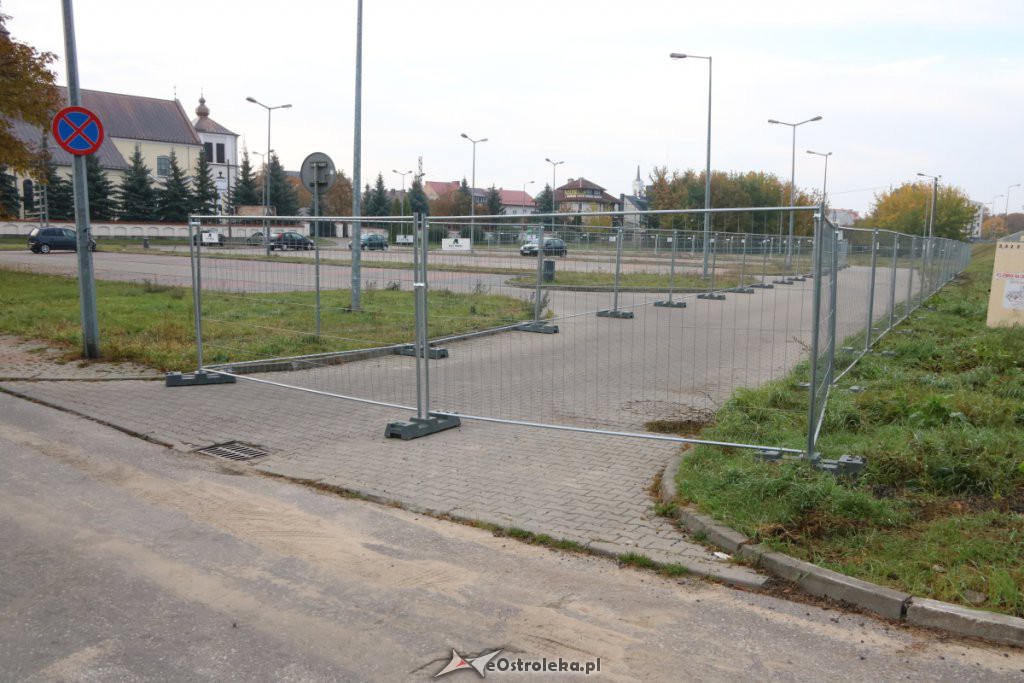 Interwencja Czytelnika: Komunikacyjny chaos na parkingu za farą [15.10.2019] - zdjęcie #6 - eOstroleka.pl