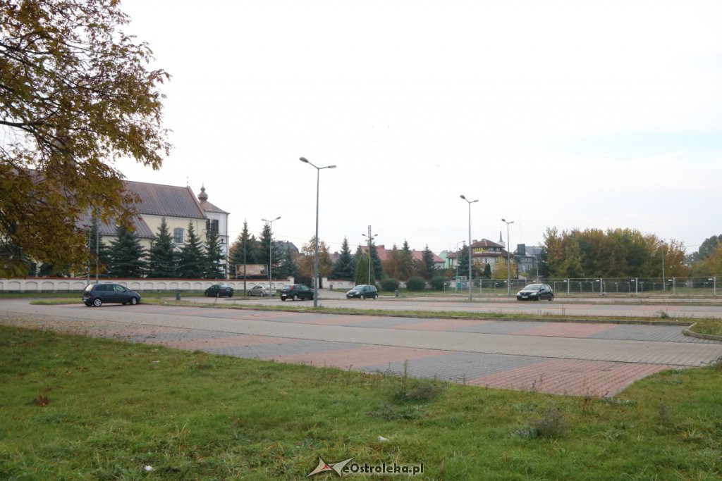 Interwencja Czytelnika: Komunikacyjny chaos na parkingu za farą [15.10.2019] - zdjęcie #7 - eOstroleka.pl