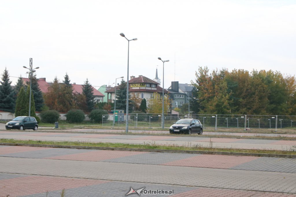 Interwencja Czytelnika: Komunikacyjny chaos na parkingu za farą [15.10.2019] - zdjęcie #10 - eOstroleka.pl
