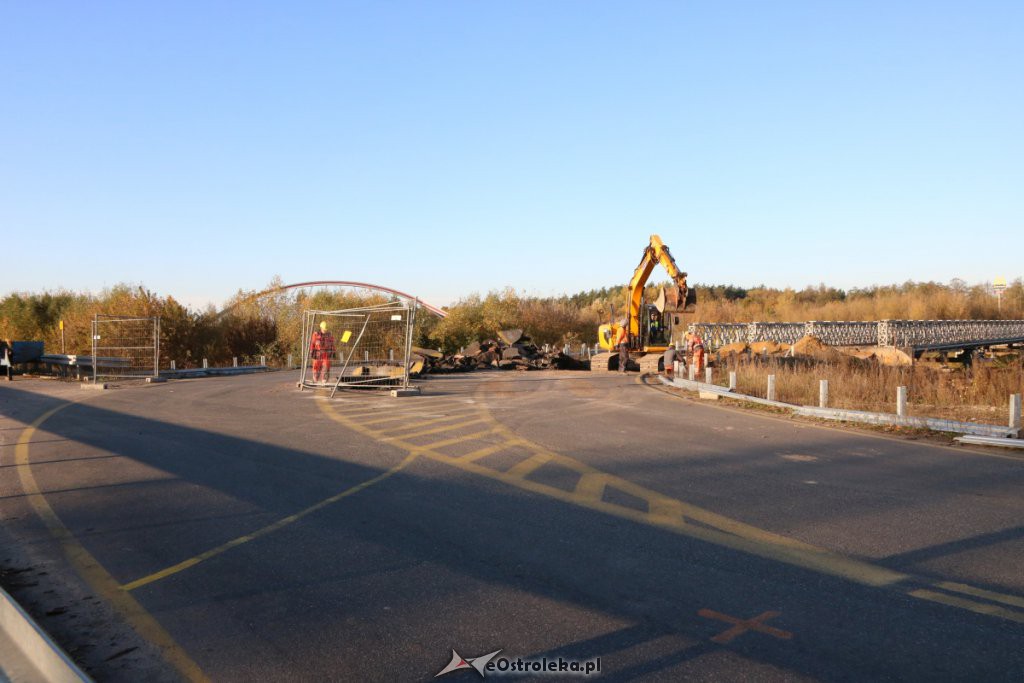 Trwa rozbiórka dróg dojazdowych do mostu tymczasowego [17.10.2019] - zdjęcie #1 - eOstroleka.pl