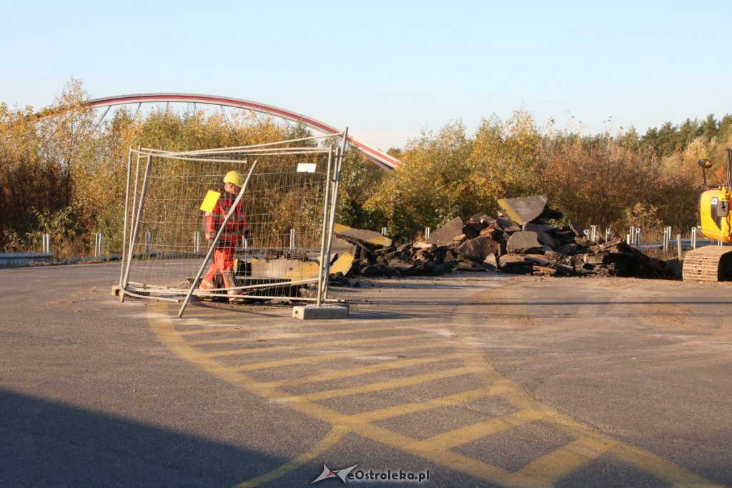 Trwa rozbiórka dróg dojazdowych do mostu tymczasowego [17.10.2019] - zdjęcie #2 - eOstroleka.pl