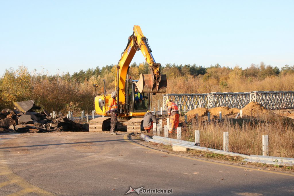 Trwa rozbiórka dróg dojazdowych do mostu tymczasowego [17.10.2019] - zdjęcie #3 - eOstroleka.pl
