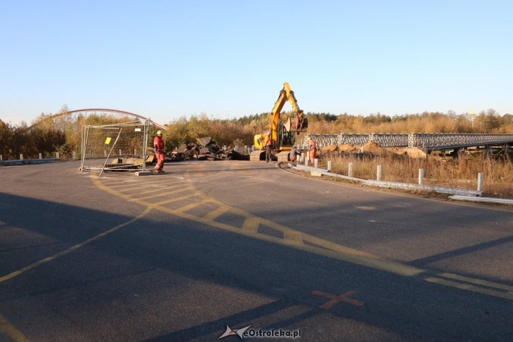 Trwa rozbiórka dróg dojazdowych do mostu tymczasowego [17.10.2019] - zdjęcie #4 - eOstroleka.pl