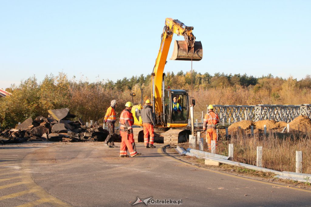 Trwa rozbiórka dróg dojazdowych do mostu tymczasowego [17.10.2019] - zdjęcie #6 - eOstroleka.pl