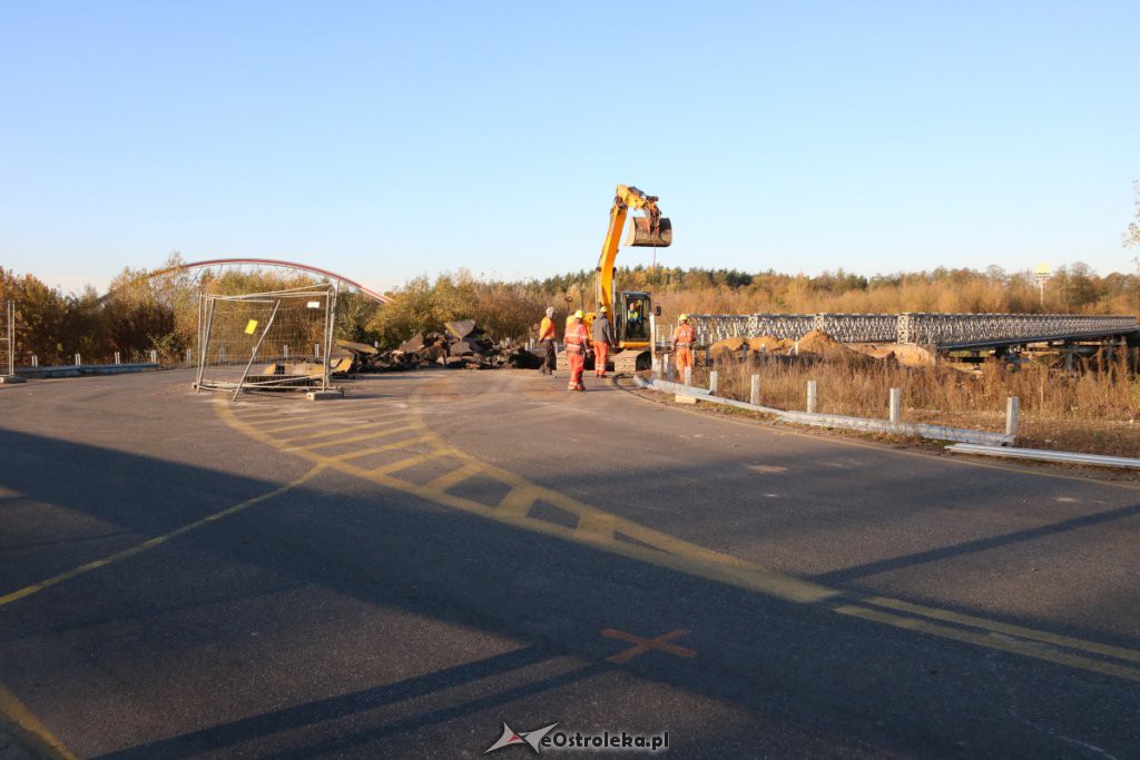 Trwa rozbiórka dróg dojazdowych do mostu tymczasowego [17.10.2019] - zdjęcie #7 - eOstroleka.pl