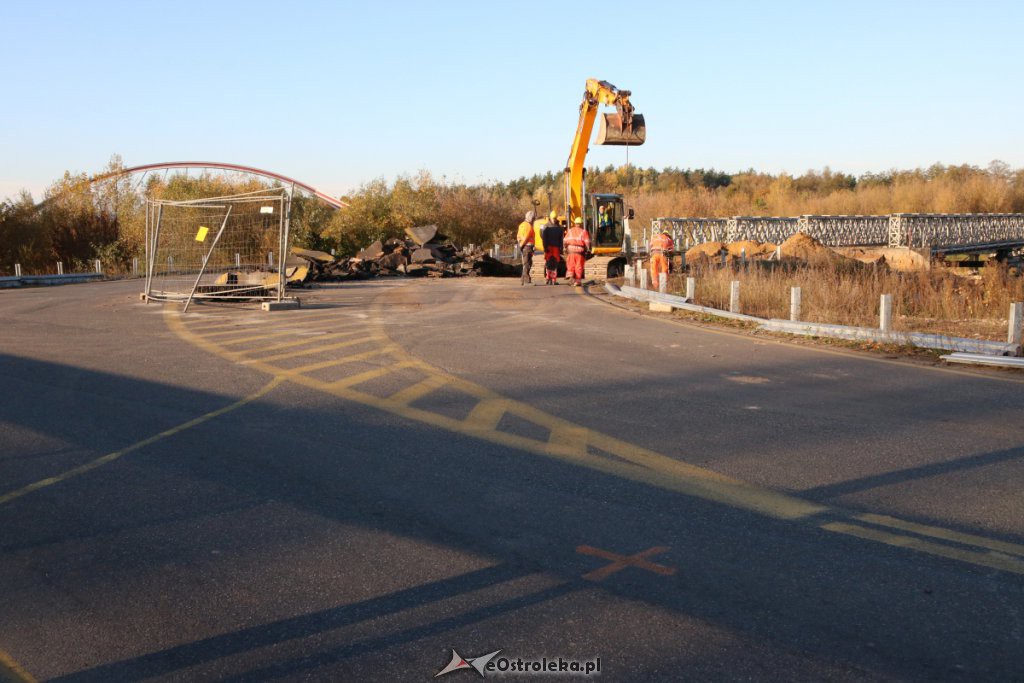 Trwa rozbiórka dróg dojazdowych do mostu tymczasowego [17.10.2019] - zdjęcie #10 - eOstroleka.pl
