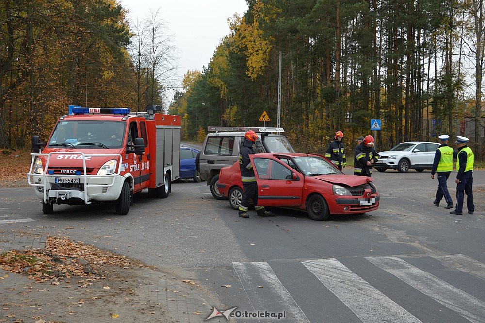 Wypadek na skrzyżowaniu ul. Przemysłowej i Ławskiej [19.10.2019] - zdjęcie #5 - eOstroleka.pl