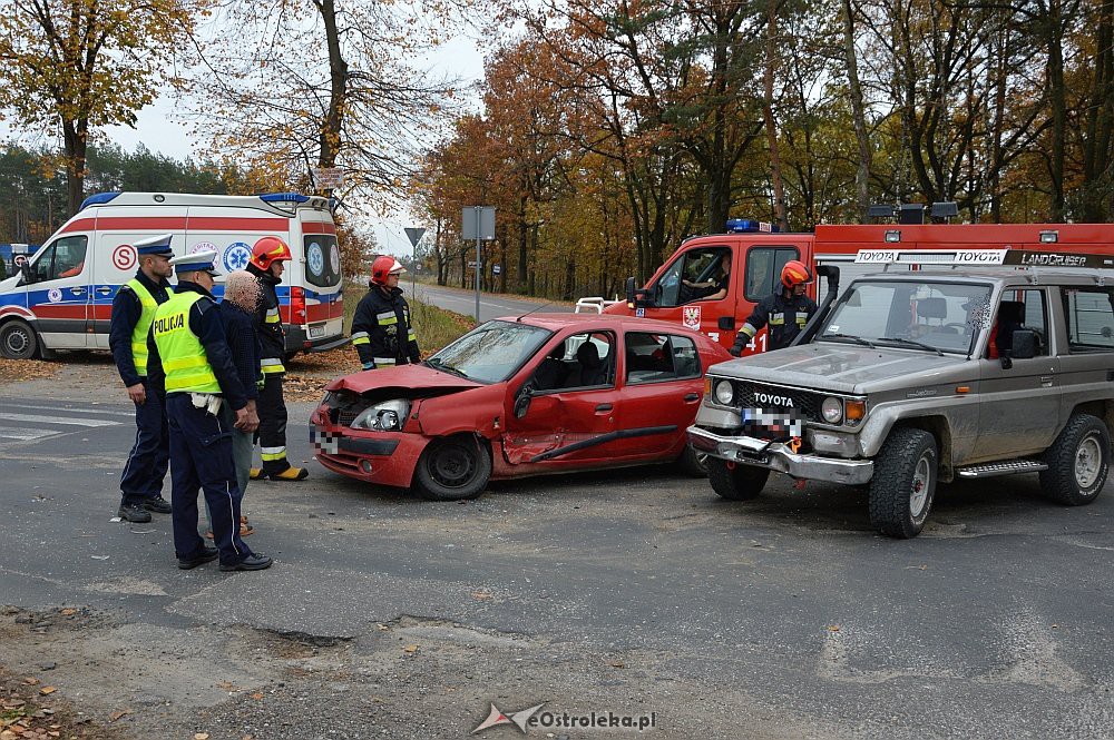Wypadek na skrzyżowaniu ul. Przemysłowej i Ławskiej [19.10.2019] - zdjęcie #12 - eOstroleka.pl