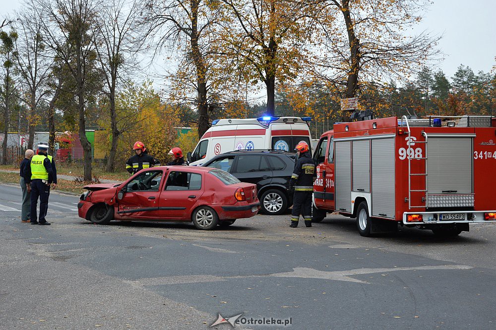 Wypadek na skrzyżowaniu ul. Przemysłowej i Ławskiej [19.10.2019] - zdjęcie #14 - eOstroleka.pl
