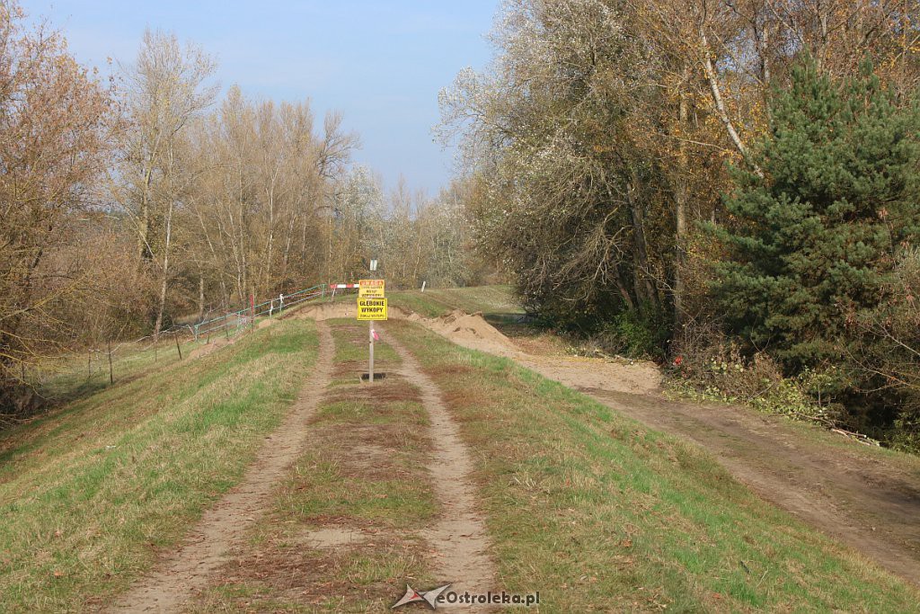 Wał przeciwpowodziowy w Ostrołęce już częściowo naprawiony [23.10.2019] - zdjęcie #1 - eOstroleka.pl