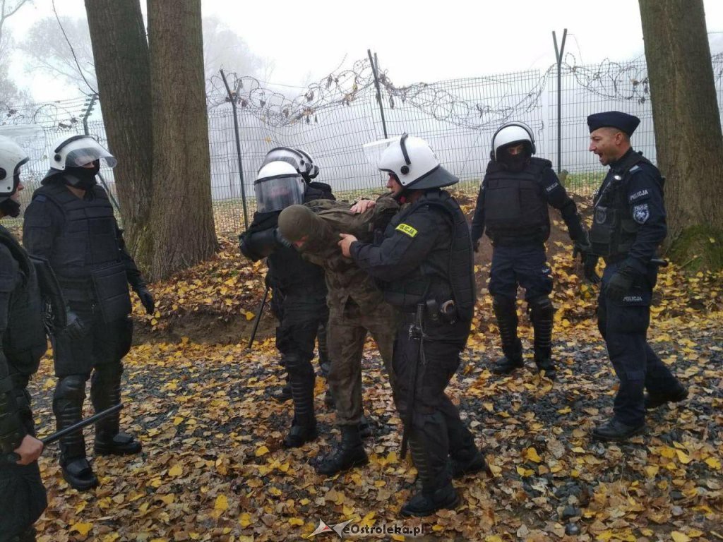 Napad na jednostkę wojskową w Ogrodzienicach [ZDJĘCIA] - zdjęcie #7 - eOstroleka.pl
