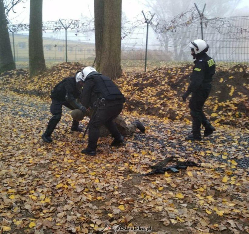 Napad na jednostkę wojskową w Ogrodzienicach [ZDJĘCIA] - zdjęcie #8 - eOstroleka.pl