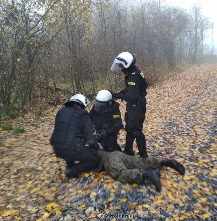 Napad na jednostkę wojskową w Ogrodzienicach [ZDJĘCIA] - zdjęcie #9 - eOstroleka.pl