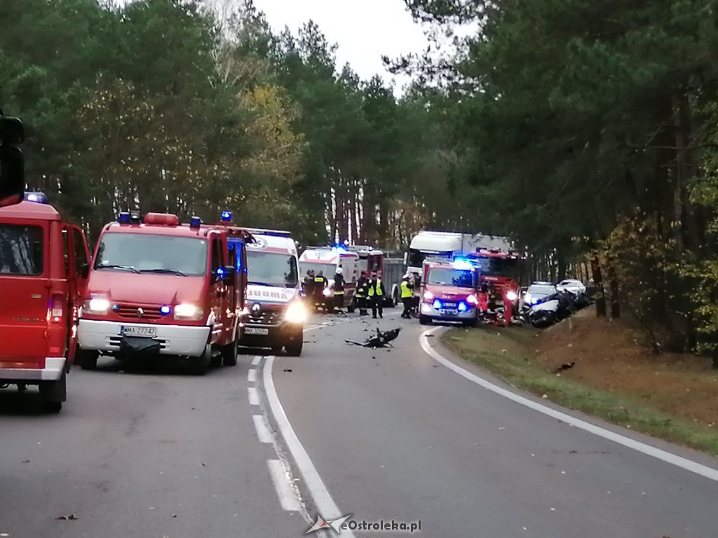 Makabryczny wypadek autobusu na DK-61 pod Ostrołęka. Jest wielu rannych [27.10.2019] - zdjęcie #1 - eOstroleka.pl