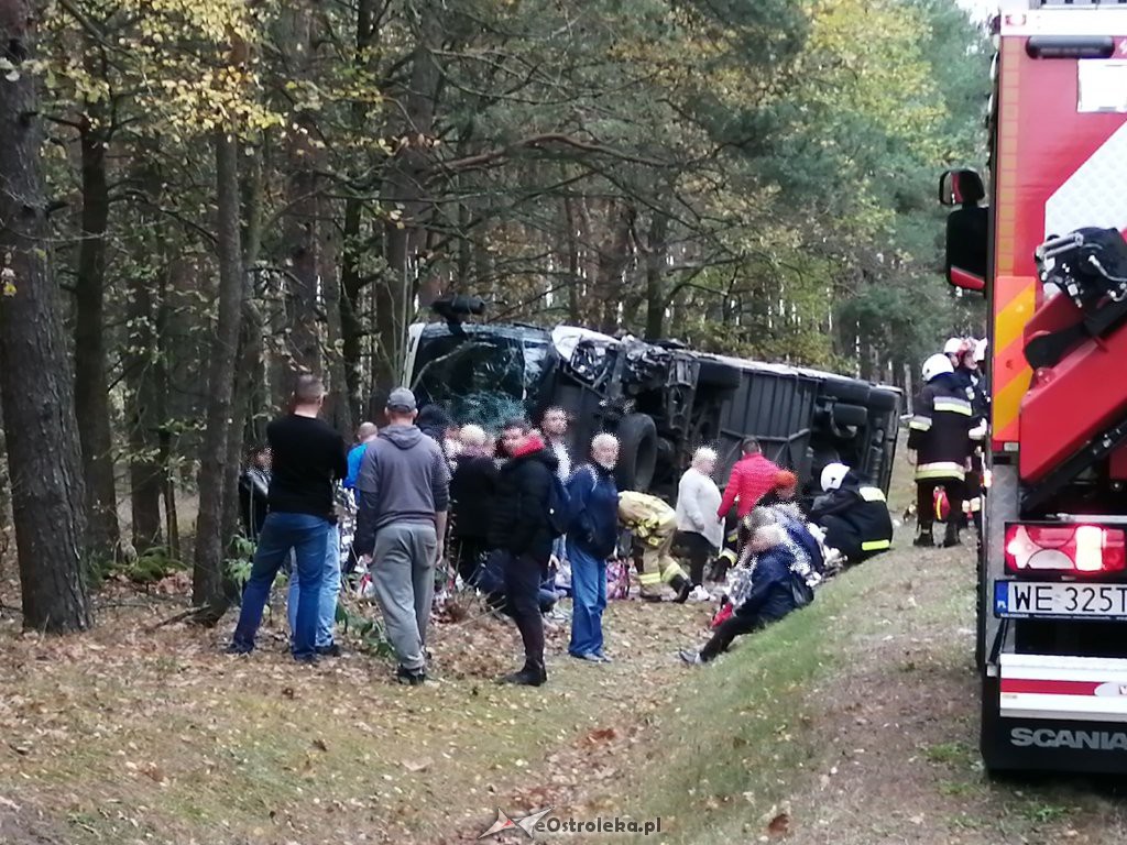 Makabryczny wypadek autobusu na DK-61 pod Ostrołęka. Jest wielu rannych [27.10.2019] - zdjęcie #7 - eOstroleka.pl