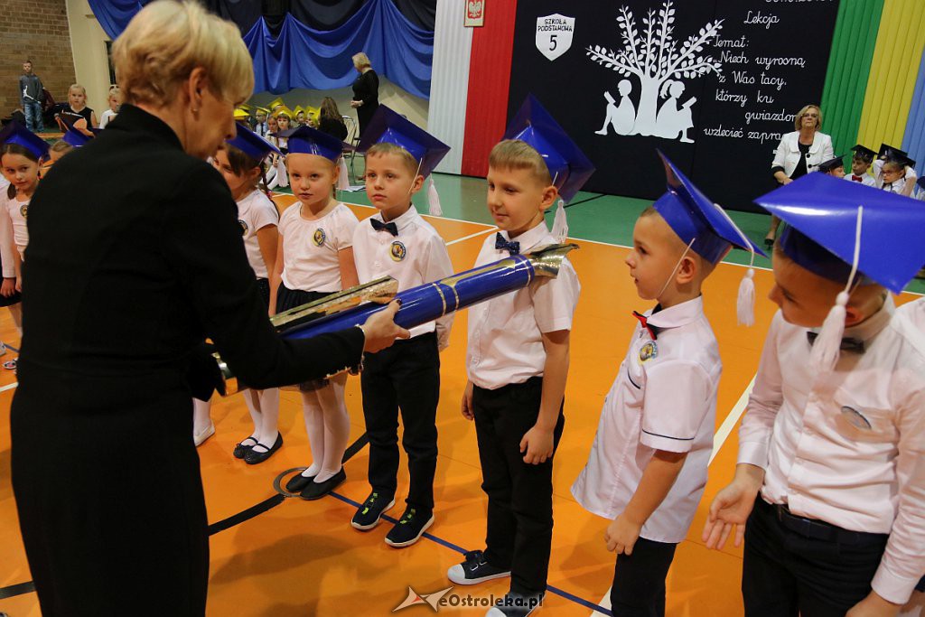Pasowanie na ucznia w Szkole Podstawowej nr 5 im. Zofii Niedziałkowskiej [30.10.2019] - zdjęcie #116 - eOstroleka.pl