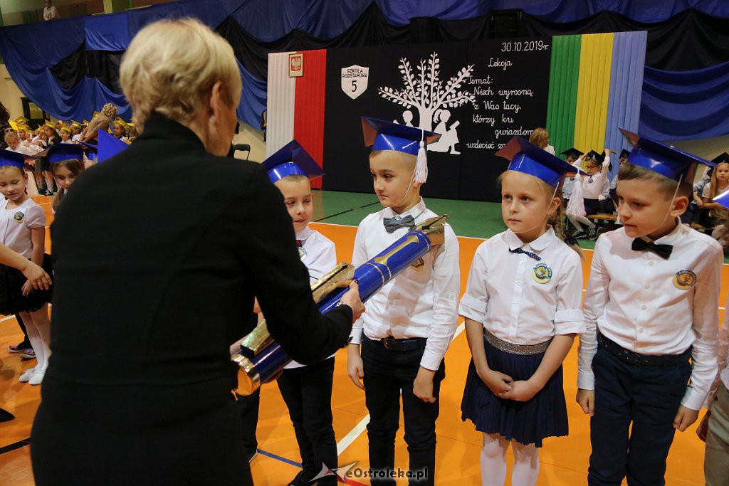 Pasowanie na ucznia w Szkole Podstawowej nr 5 im. Zofii Niedziałkowskiej [30.10.2019] - zdjęcie #114 - eOstroleka.pl