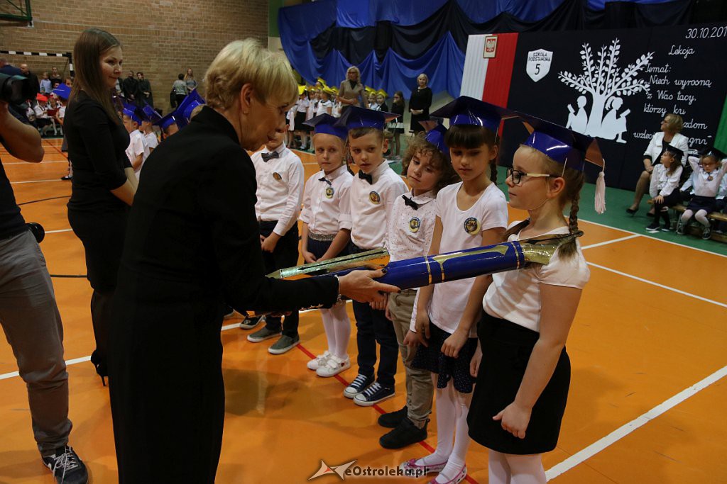 Pasowanie na ucznia w Szkole Podstawowej nr 5 im. Zofii Niedziałkowskiej [30.10.2019] - zdjęcie #109 - eOstroleka.pl