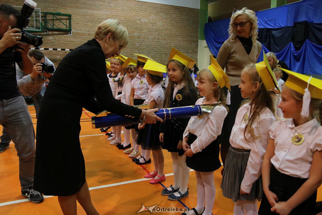 Pasowanie na ucznia w Szkole Podstawowej nr 5 im. Zofii Niedziałkowskiej [30.10.2019] - zdjęcie #100 - eOstroleka.pl
