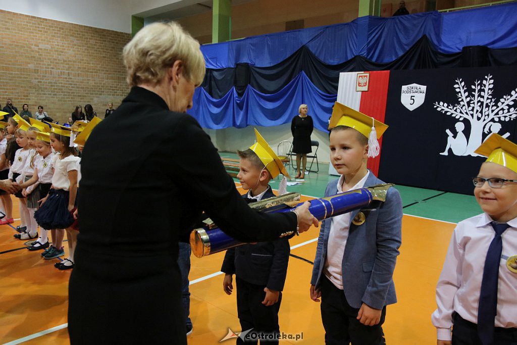 Pasowanie na ucznia w Szkole Podstawowej nr 5 im. Zofii Niedziałkowskiej [30.10.2019] - zdjęcie #92 - eOstroleka.pl