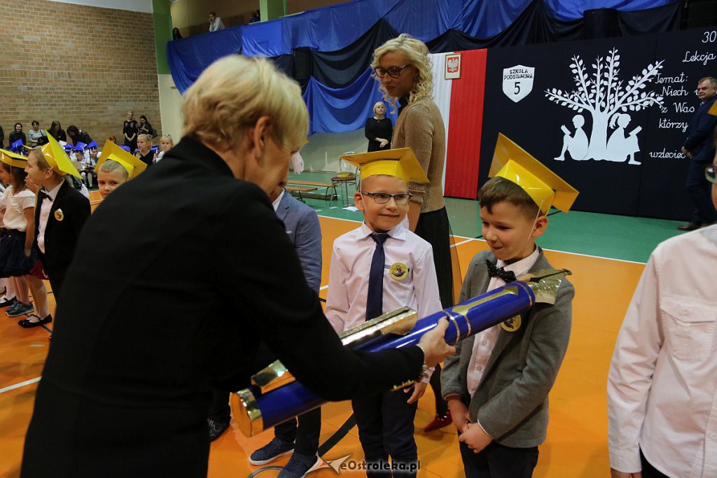 Pasowanie na ucznia w Szkole Podstawowej nr 5 im. Zofii Niedziałkowskiej [30.10.2019] - zdjęcie #90 - eOstroleka.pl