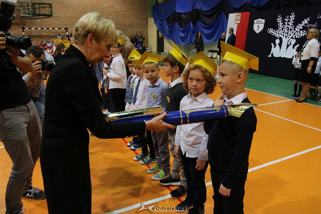 Pasowanie na ucznia w Szkole Podstawowej nr 5 im. Zofii Niedziałkowskiej [30.10.2019] - zdjęcie #82 - eOstroleka.pl