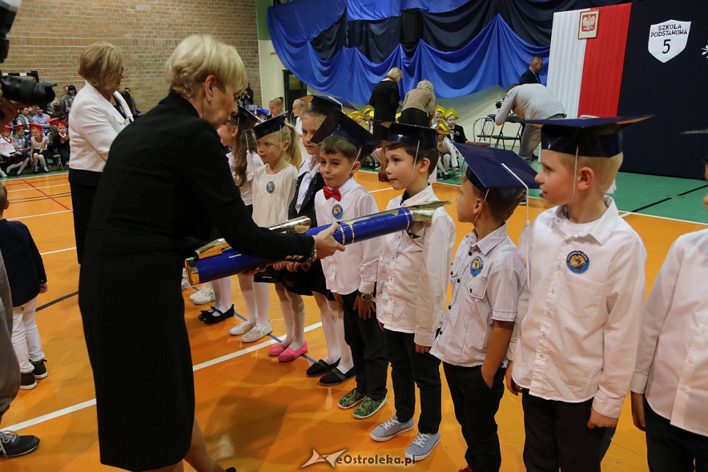 Pasowanie na ucznia w Szkole Podstawowej nr 5 im. Zofii Niedziałkowskiej [30.10.2019] - zdjęcie #71 - eOstroleka.pl