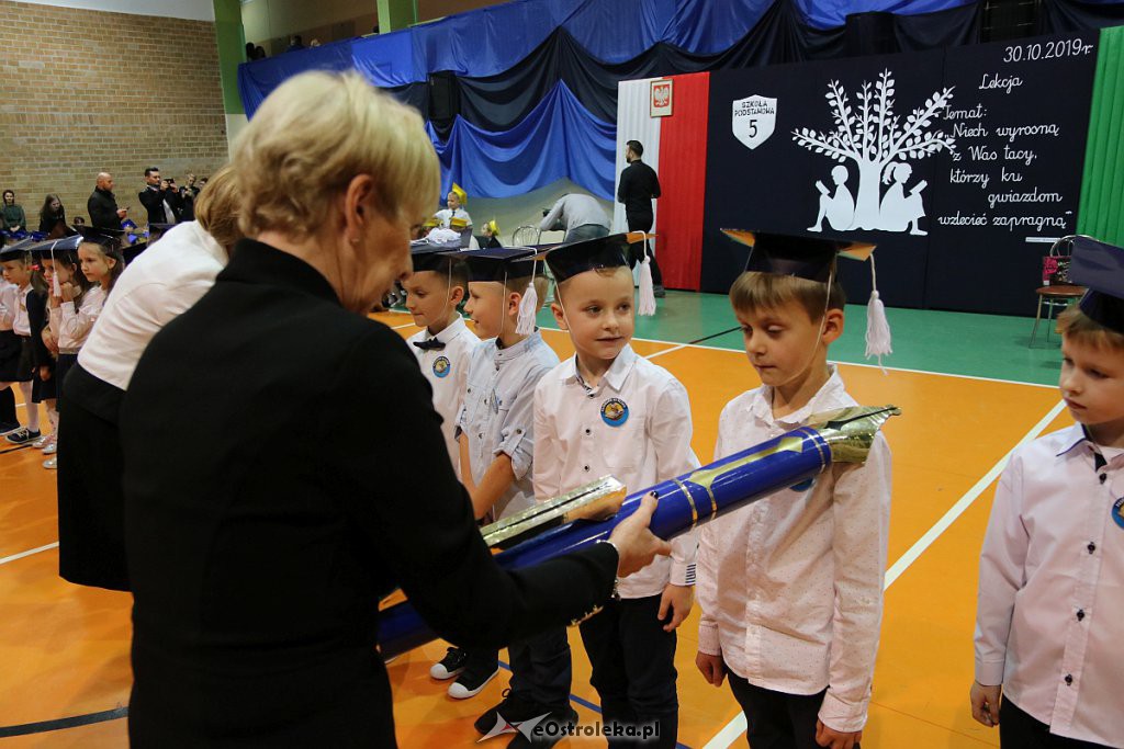 Pasowanie na ucznia w Szkole Podstawowej nr 5 im. Zofii Niedziałkowskiej [30.10.2019] - zdjęcie #65 - eOstroleka.pl
