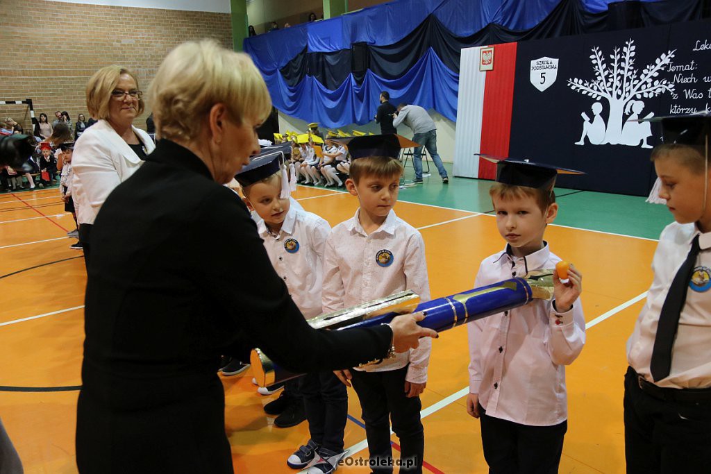 Pasowanie na ucznia w Szkole Podstawowej nr 5 im. Zofii Niedziałkowskiej [30.10.2019] - zdjęcie #64 - eOstroleka.pl
