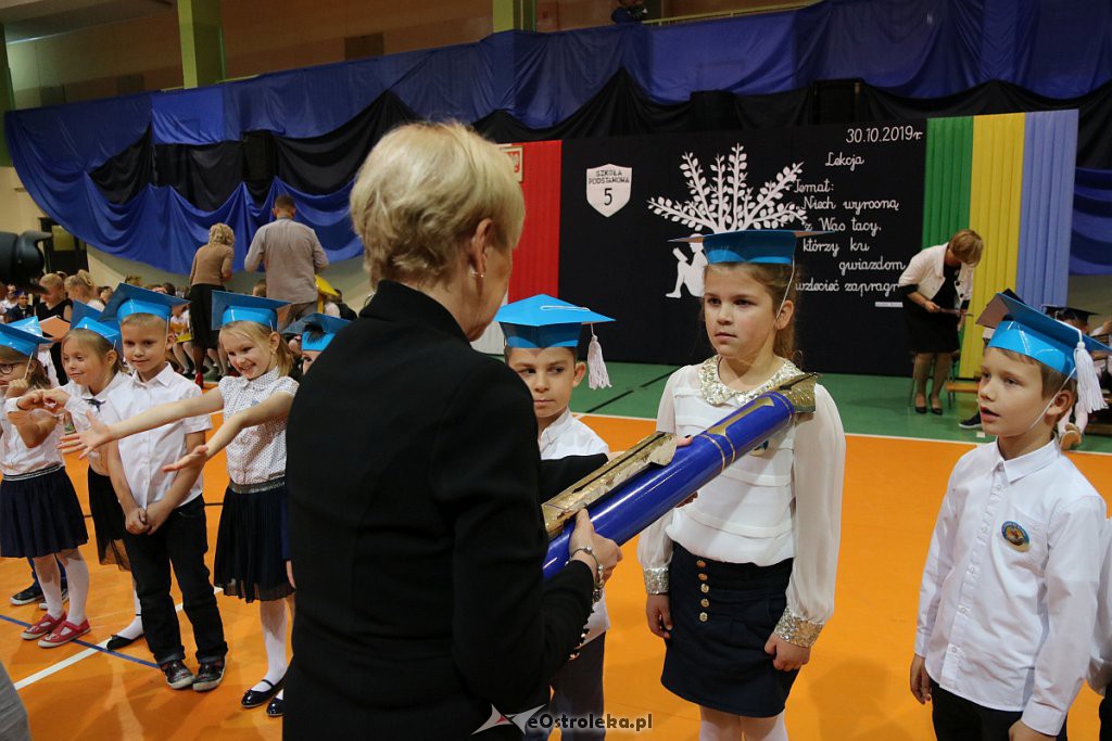 Pasowanie na ucznia w Szkole Podstawowej nr 5 im. Zofii Niedziałkowskiej [30.10.2019] - zdjęcie #36 - eOstroleka.pl