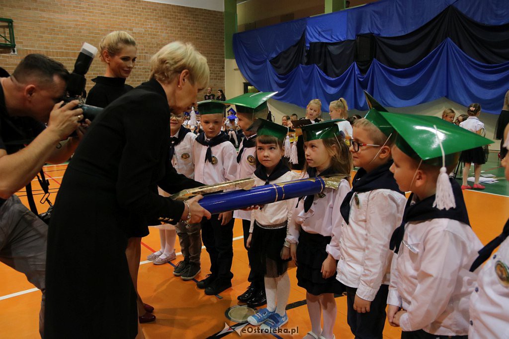 Pasowanie na ucznia w Szkole Podstawowej nr 5 im. Zofii Niedziałkowskiej [30.10.2019] - zdjęcie #24 - eOstroleka.pl