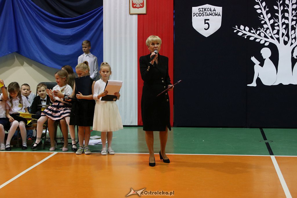 Pasowanie na ucznia w Szkole Podstawowej nr 5 im. Zofii Niedziałkowskiej [30.10.2019] - zdjęcie #5 - eOstroleka.pl