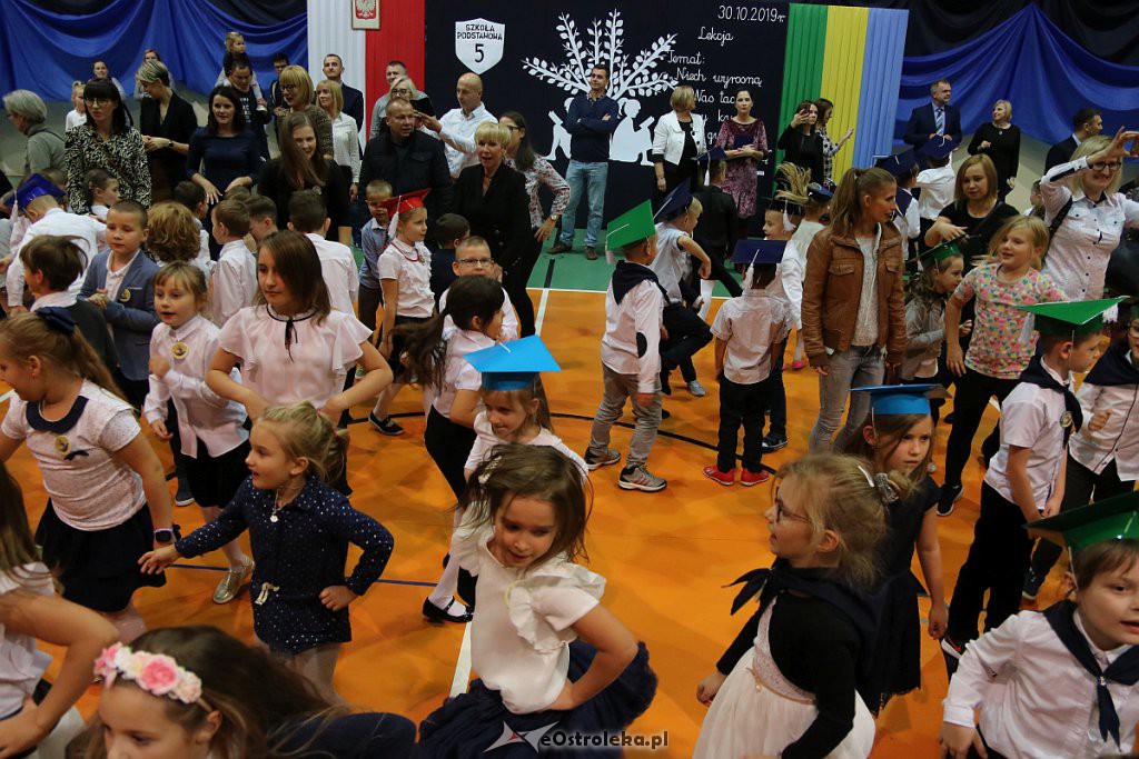 Pasowanie na ucznia w Szkole Podstawowej nr 5 im. Zofii Niedziałkowskiej [30.10.2019] - zdjęcie #47 - eOstroleka.pl