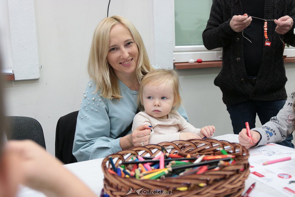 Rodzinne warsztaty Barwy Niepodległej w Muzeum Kultury Kurpiowskiej [11.11.2019] - zdjęcie #17 - eOstroleka.pl