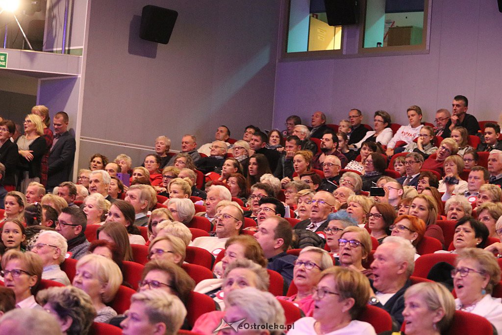 Patriotyczne śpiewanie w Ostrołęckim Centrum Kultury [11.11.2019] - zdjęcie #9 - eOstroleka.pl