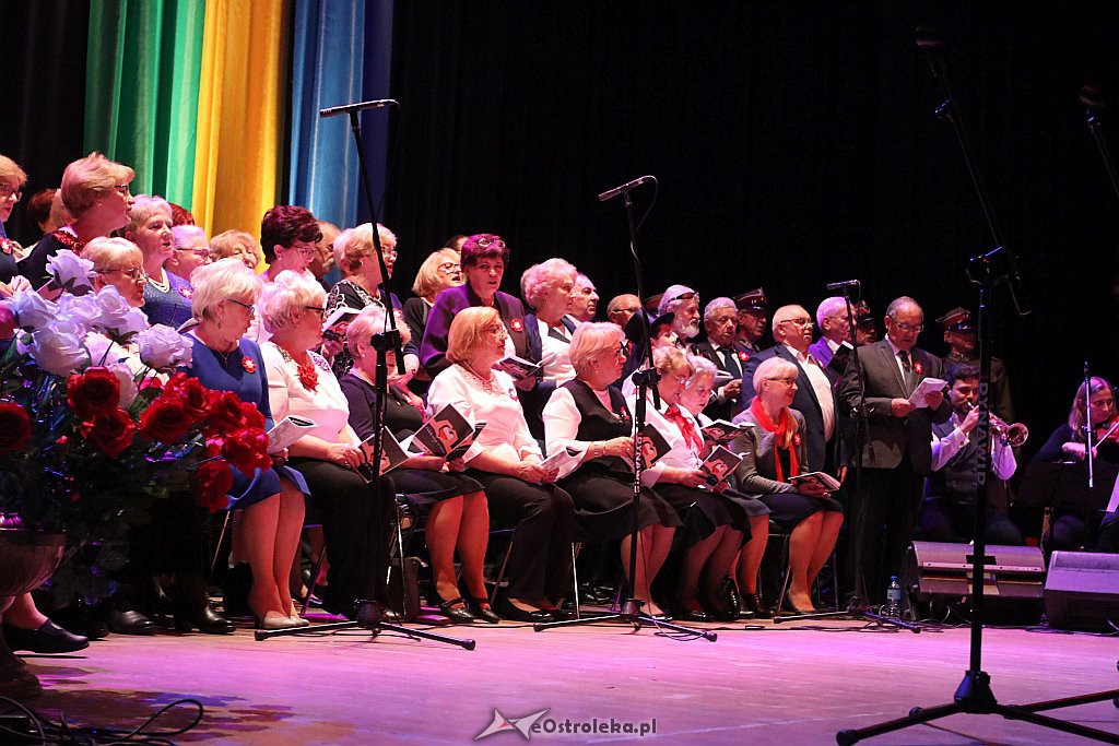 Patriotyczne śpiewanie w Ostrołęckim Centrum Kultury [11.11.2019] - zdjęcie #17 - eOstroleka.pl