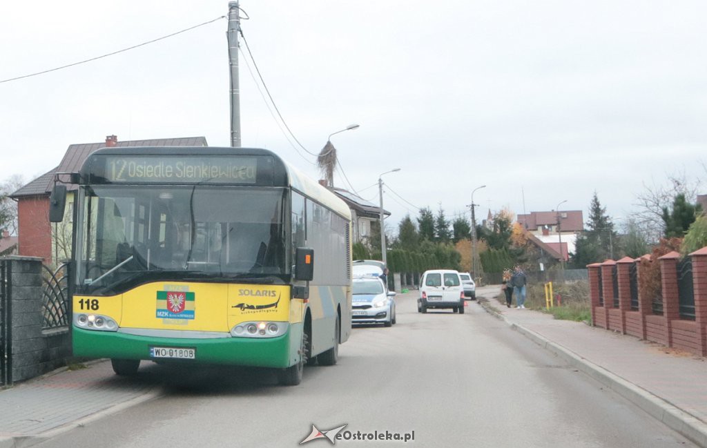 Kolizja osobówki z autobusem na ulicy Wypychy [14.11.2019] - zdjęcie #1 - eOstroleka.pl