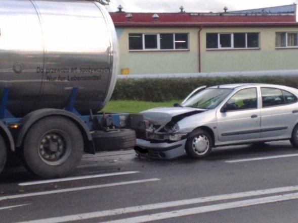 Kolizja na skrzyżowaniu ulic I AWP i Kołobrzeskiej - zdjęcie #3 - eOstroleka.pl