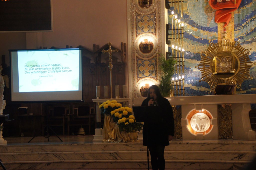 Uczniowie z II LO wystąpili w kościele pw. Zbawiciela Świata [20.11.2019] - zdjęcie #1 - eOstroleka.pl
