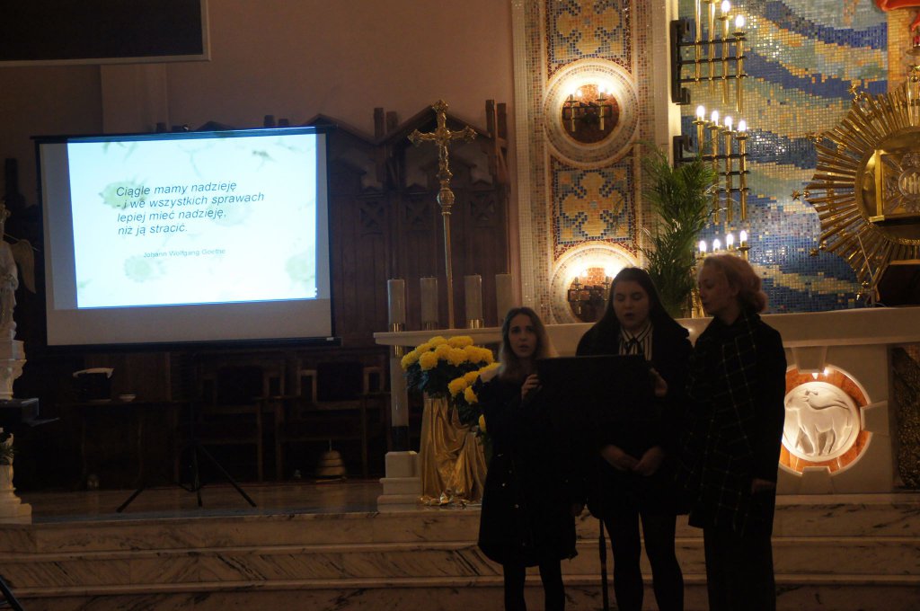 Uczniowie z II LO wystąpili w kościele pw. Zbawiciela Świata [20.11.2019] - zdjęcie #9 - eOstroleka.pl