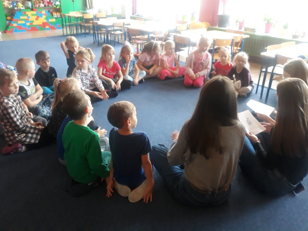 Licealistki czytają przedszkolakom [20.11.2019] - zdjęcie #1 - eOstroleka.pl
