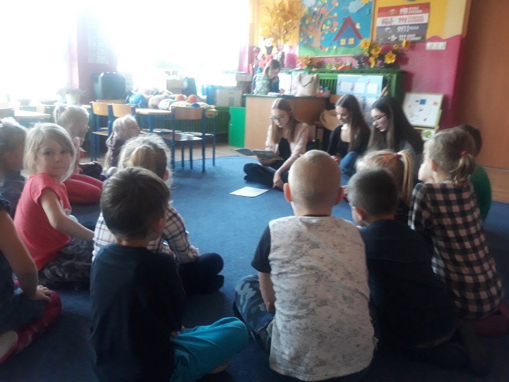 Licealistki czytają przedszkolakom [20.11.2019] - zdjęcie #2 - eOstroleka.pl