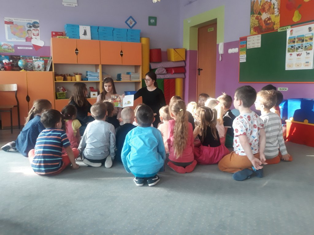 Licealistki czytają przedszkolakom [20.11.2019] - zdjęcie #3 - eOstroleka.pl