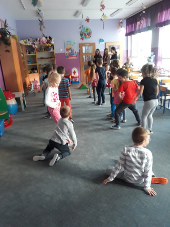 Licealistki czytają przedszkolakom [20.11.2019] - zdjęcie #5 - eOstroleka.pl